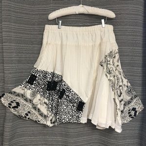 Fletcher Artworks, LLC Scrappy Skirt Size Black/White Print Size Large
